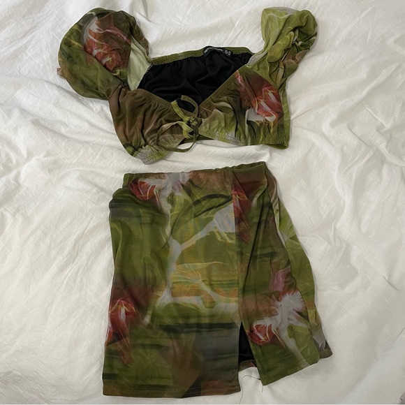 PrettyLittleThing Green Abstract Mesh Split Hem Mini Skirt & Puff Sleeve Top - Picture 3 of 5